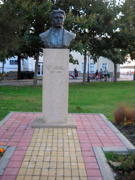 Снимка на паметника на Васил Левски в град Поморие - изпратена ни е от Екатерина Пантева.